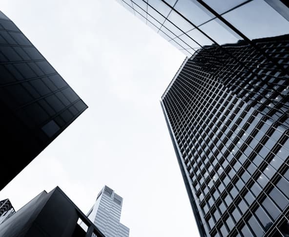 Prédios em preto e branco.