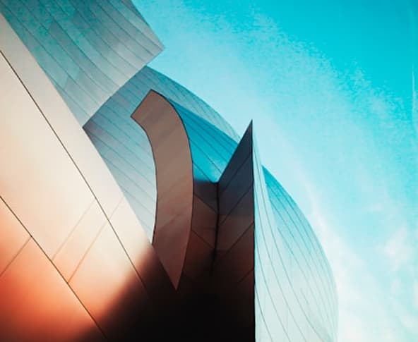 Prédio moderno colorido.