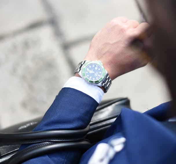 Homem vendo as horas.