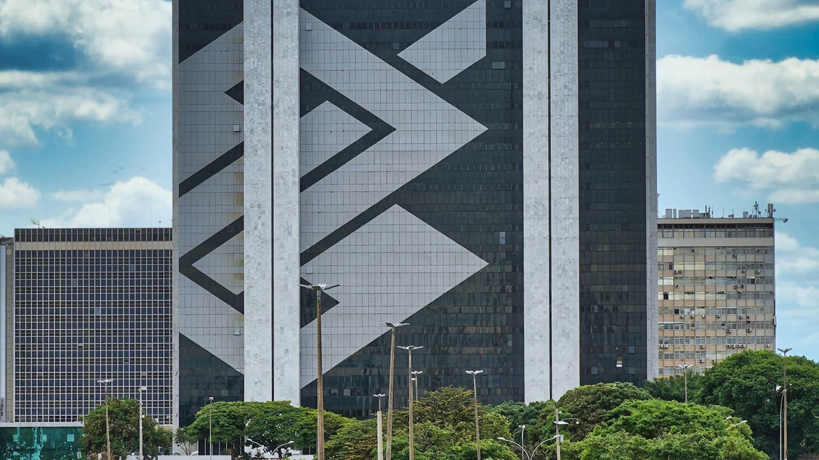 Profissional analisando uma proposta de crédito em um computador