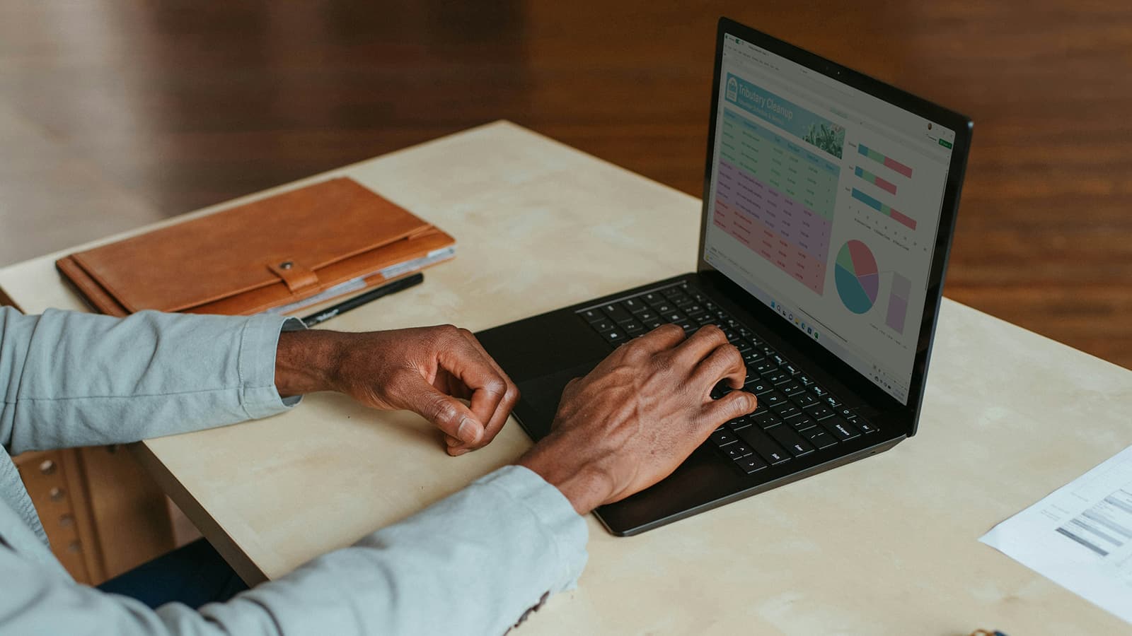 Profissional trabalhando de casa e avaliando oportunidades de geração de renda