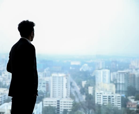 GAIOL Homem olhando para o horizonte